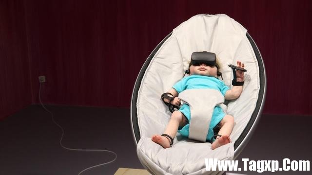 小婴儿带着VR头显