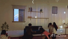 “精灵捕手”外国KID疯玩的互动投影游戏